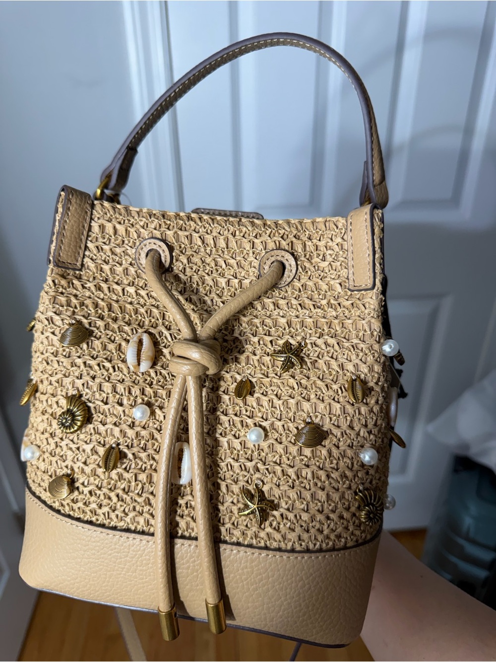 Steve Madden Straw Bucket Bag Shell Embellished Crossbody Latte Woven Beach Boho - Picture 9 of 10